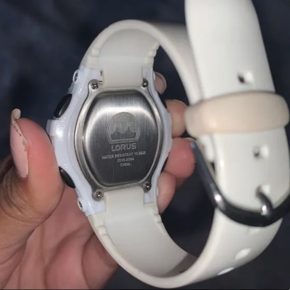 Barely used white Lorus watch - Picture 2 of 3